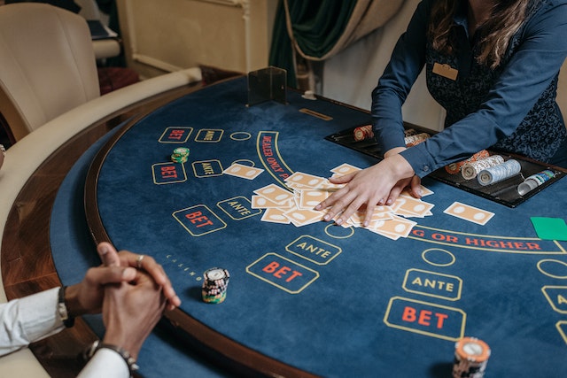 Baccarat is een zeer populair spel in het casino; dit is waarom