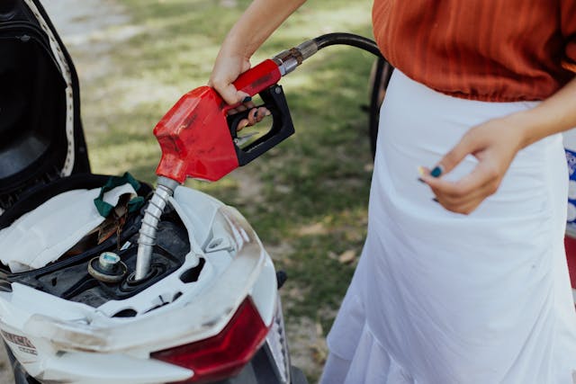 De rol van oliehandel in de wereld van auto’s: van raffinaderij tot tankstation