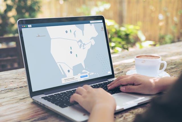 Veilig online tijdens je vakantie: De werking van een VPN uitgelegd